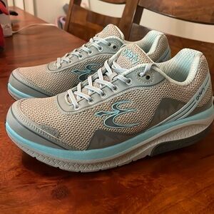 gdefy comfort fit sneakers. Only worn once PERFECT condition